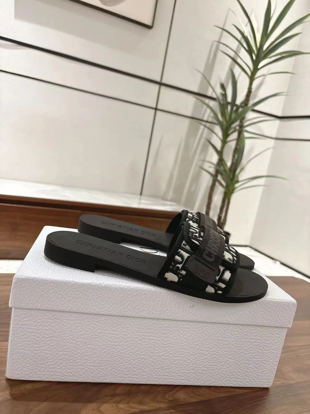 👟👟Ex-factory price 380👟👟 Dior D’s latest series of Velcro buckle sandals and slippers in new colors! Perfect reproduction of the original version, the most popular color matching fabric, super layered ▪️Original molded high-end TPU outsole (not ordinary rubber) ▪️Very comfortable and easy to walk. All upper materials are custom-made from the original ▪️3D electric embroidered three-dimensional cloth surface, very versatile, a must-have for lazy people in summer ▪️Number of yards: 35-41